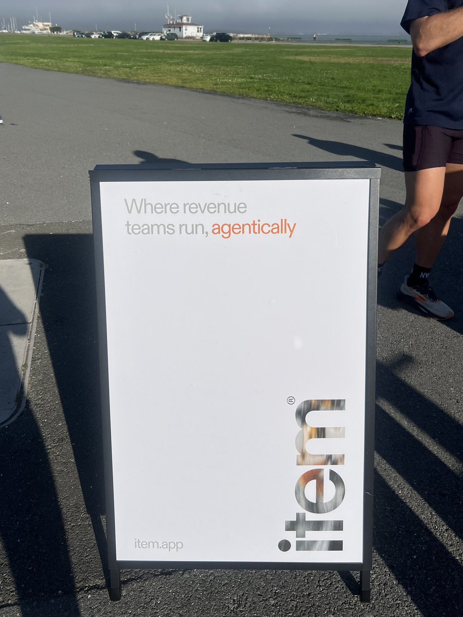 amilyeeee's tweet photo. Heavy on meeting people in person!! Running on item this morning, even gave a drink to my uber driver LOL https://t.co/1Gh4Y1wPW0