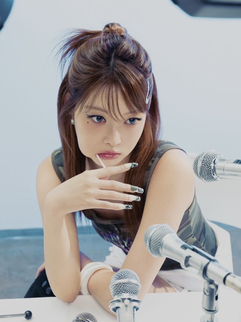 fimtuide's tweet photo. Wdym this isnt chaewon like...??? https://t.co/XmGjPywV3h