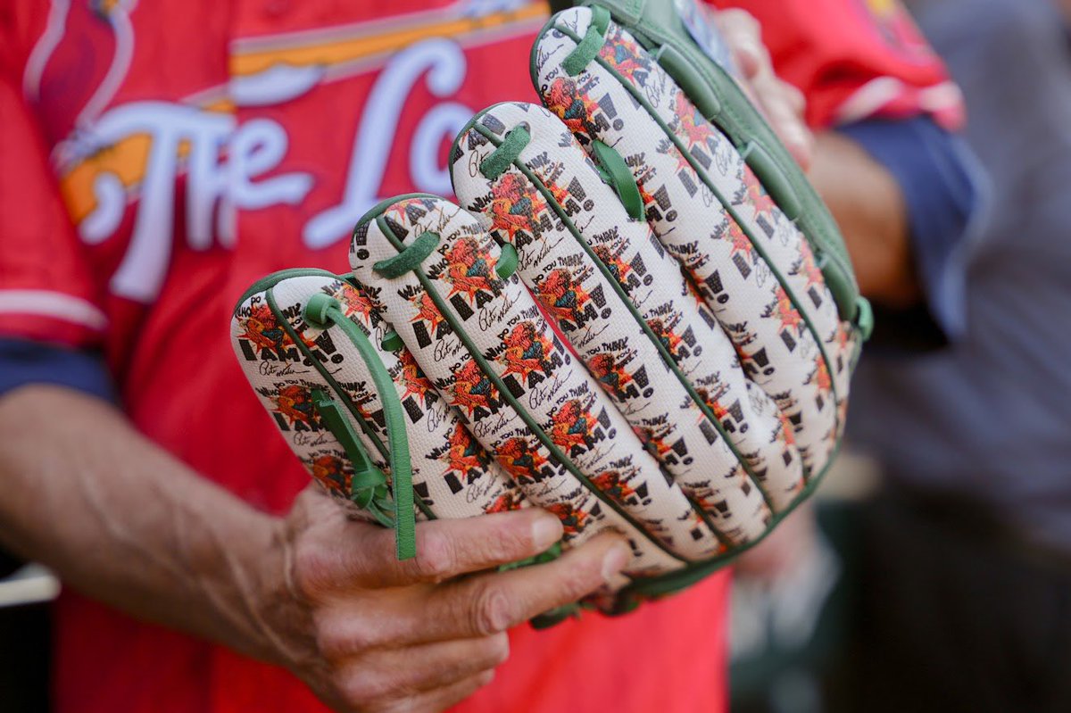 Leaf_Cards's tweet photo. Two Leaf favorites repping our collab glove with @44ProCustom and ripping some boxes at the field! ⚾️🔥 What an amazing experience 🙌 https://t.co/Dvxv2IJDaJ