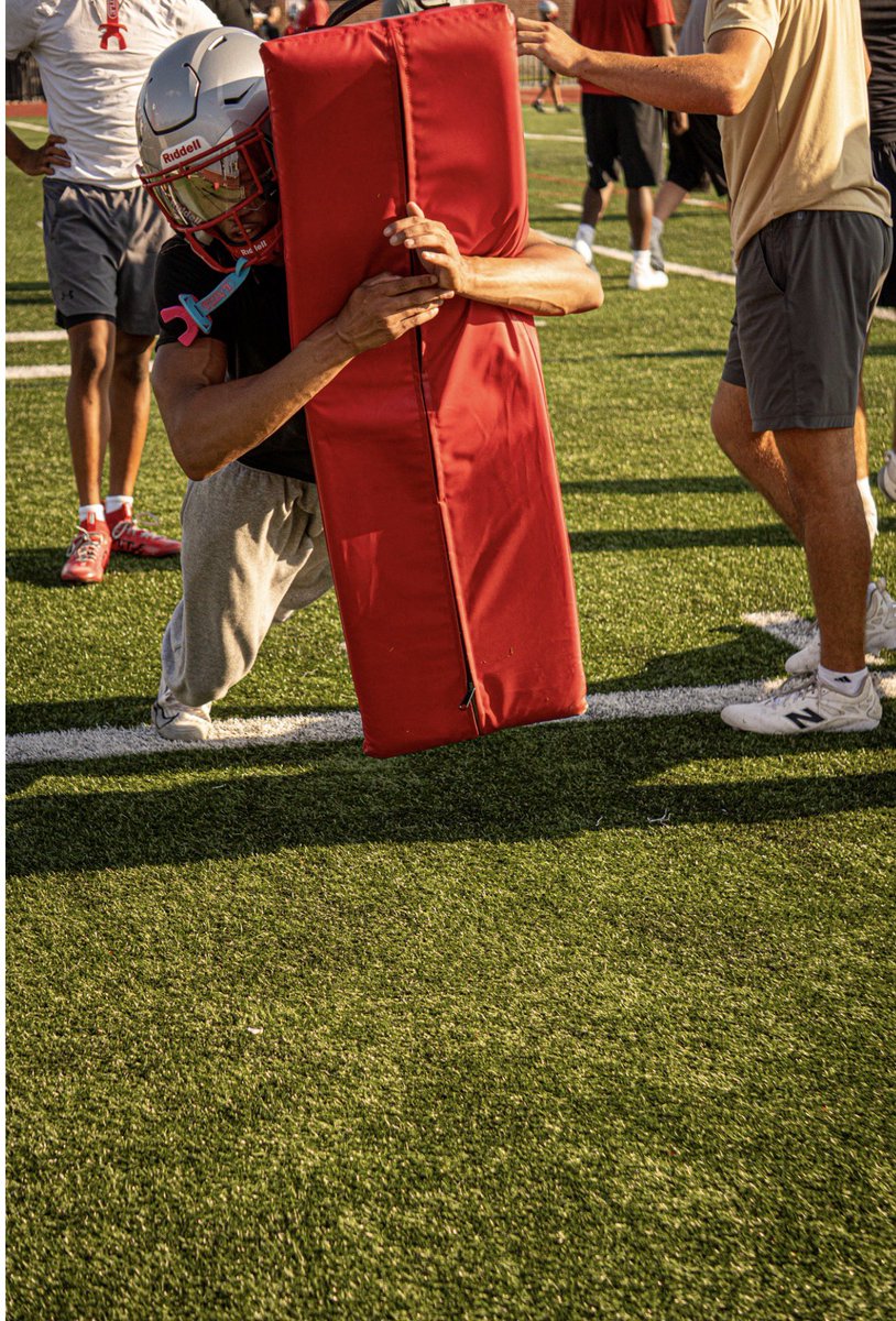 BrianGreen_1's tweet photo. Back where I’m supposed to be. 
Week 1 of practice. All that work this summer, now it’s time to let it show. We ready. #ClassOf2027 #NewEnglandFootball #CatholicMemorial

@PRZNewEngland @NE6FB_Recruits @ScoutingNE @gobigrecruiting https://t.co/Mml6Km7Sih