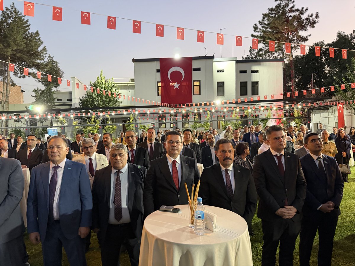 ersoyruhi's tweet photo. 30 Ağustos Zafer Bayramı münasebetiyle Türkiye Cumhuriyeti Taşkent Büyükelçiliği ev sahipliğinde düzenlenen gurur dolu resepsiyona katıldık.

​26 Ağustos’taki Sultan Alparslan’ın ruhuyla 30 Ağustos’ta Gazi Mustafa Kemal Atatürk ve silah arkadaşlarının ruhunu birleştiren o köklü tarihin evlatları olarak, bugün Türk dünyasında talihin ve tarihin dönüm noktasına şahitlik ediyor; büyük bir coşku yaşıyoruz.

​Hilalin ve al bayrağımızın ışığı, Türk milletinin ve Türk yurtlarının üzerinden hiçbir zaman eksilmesin. Özbekistan’ın başkenti Taşkent’ten Türkiye Cumhuriyeti'nin başkenti Ankara’ya, kadim Türk dünyasına ve tüm Türk ellerine selam olsun.

​30 Ağustos Zafer Bayramımızın ve Türk Silahlı Kuvvetler Günümüzün gururunun daim olmasını diliyor; Türkiye-Özbekistan sarsılmaz kardeşliğine ve bağımsız Özbekistan’ın aydınlık geleceğine olan inancımla, ​Zaferimiz kutlu, bağımsızlığımız ve kardeşliğimiz ebedi olsun!