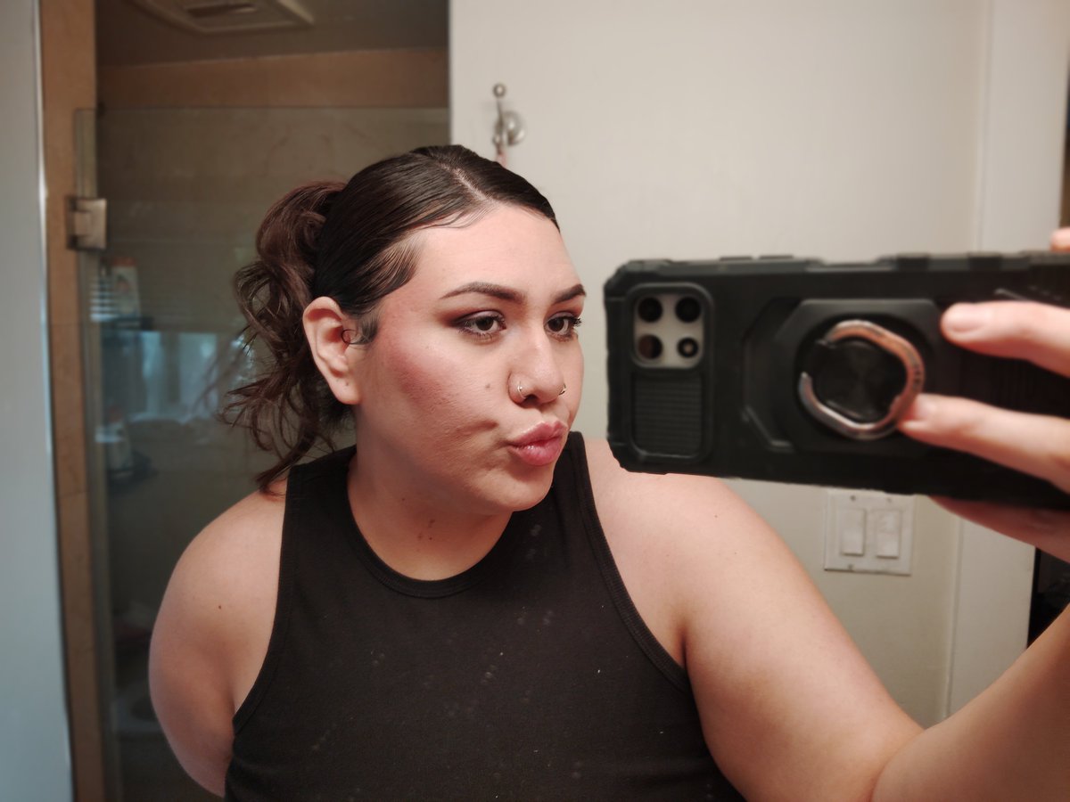 mami2dope's tweet photo. Yes I know my mirror dirty I'll clean it rn 😘😂 https://t.co/g4WN6Qxdze