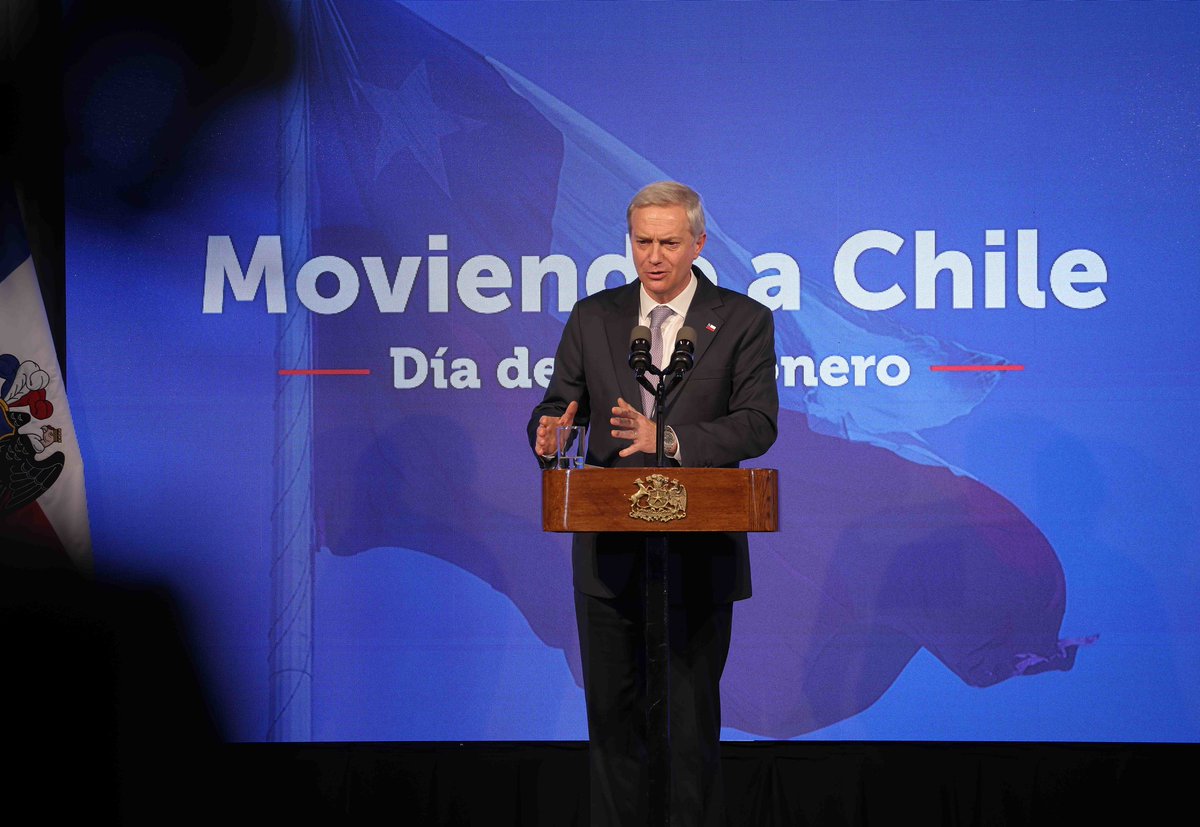 MTTChile's tweet photo. Un gremio importante para Chile 🇨🇱🚛

Junto al Presidente José Antonio Kast, el biministro Louis de Grange y el subsecretario de Transportes, Martín Mackenna ✅ participan en la celebración del Día del Camionero de la @CNDCCHILE. https://t.co/5cRpwHy1gT