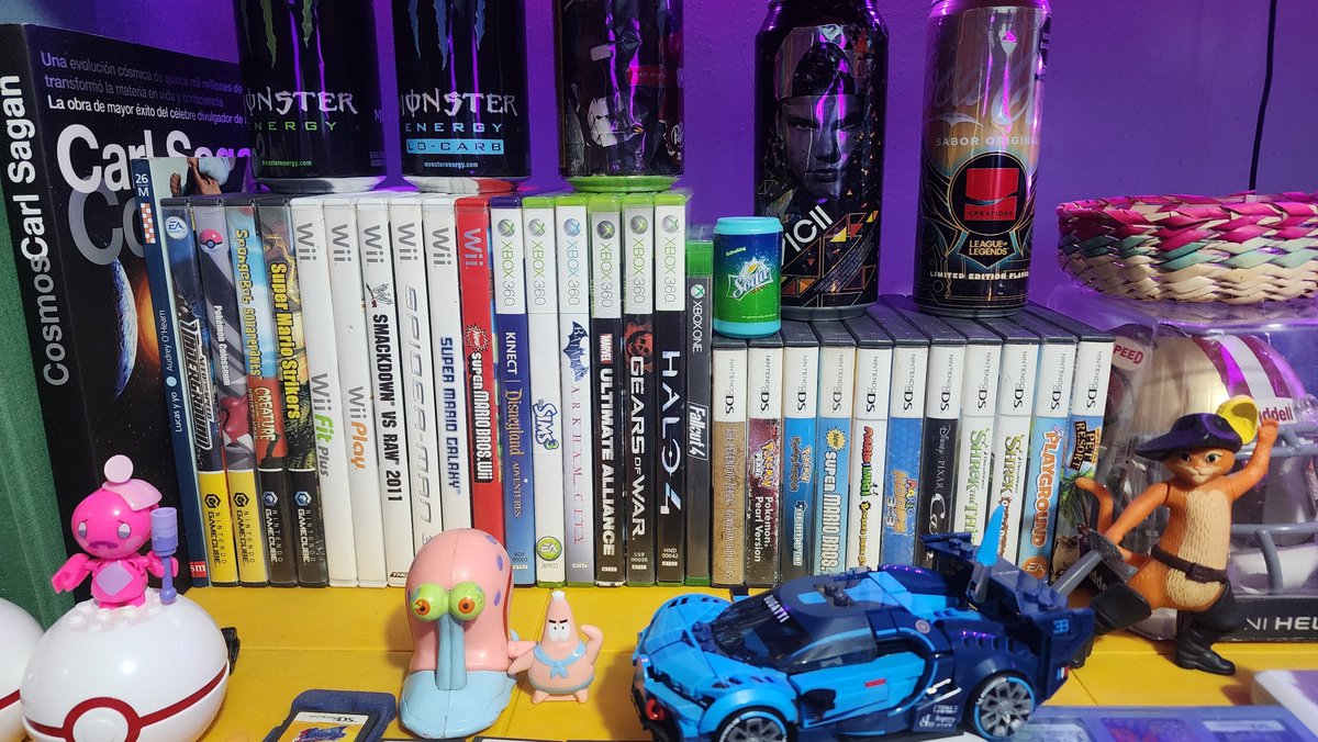 AdentroChile's tweet photo. @UrbVic A parte mira que bonito se ve esto, y adivina que, cuando quiera jugar cualquiera de esos meto el disco y listo, no dependo de servidores, ni de si a una empresa se le antojo ya no hacer retrocompatible mi juego digital antiguo, etc. https://t.co/VGRCObgxXx