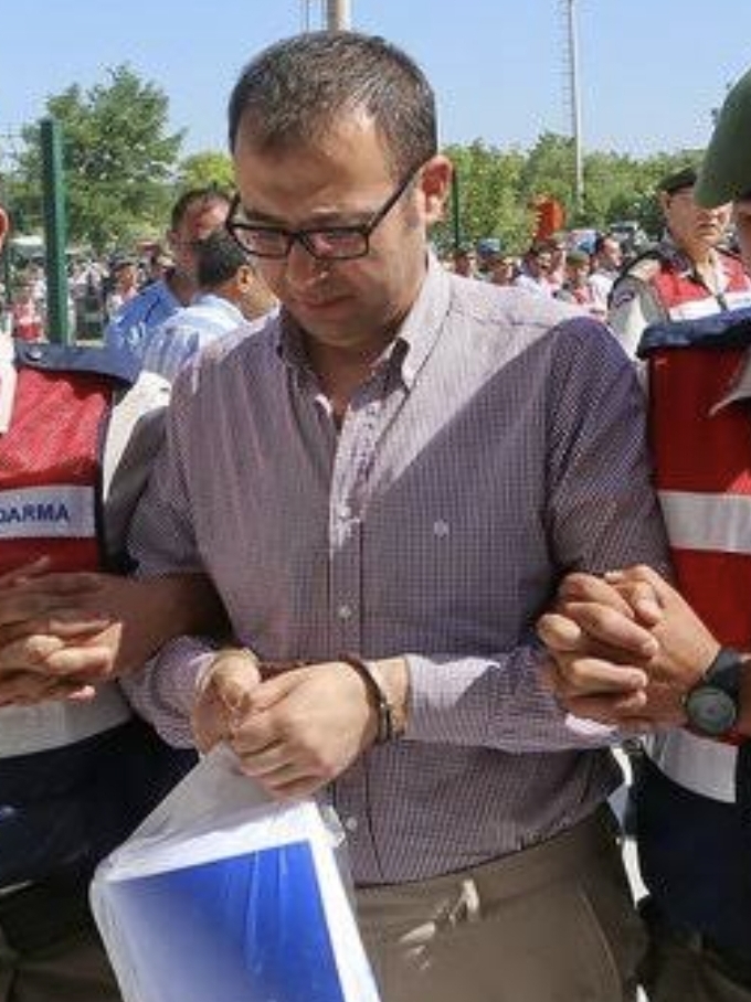 HerodotDiyorKii's tweet photo. Fetullahçı yılanlardan Hakan Çiçek

Akıncı Üssünden kaçarken yakalandı

Üzerindeki 29 bin doları buldum dedi

79 kez ağırlaştırılmış müebbet ve 3 bin 900 yıl hapis cezası aldı

Fetullah Gülen’in FEM dershanesinde kantinci idi

Darbe girişimini Akıncı Üssü'nden yöneten sivil imamlardan Hakan Çiçek, üsse Akıncı Üssü Harekat Başkanı Albay Ahmet Özçetin'in daveti üzerine gittiğini söyledi.

Gülen'in Türkiye'den kaçmadan önce hem ev hem de ofis olarak kullandığı kapatılan FEM Dershanesinin Altunizade Şubesi'nin kantinini işleten Çiçek’ın yıllar içinde milyonlarca liralık malvarlığı edindiği MASAK raporlarıyla ortaya çıktı.

Kapatılan Anafartalar Kolejini satın alan Çiçek, örgütsel faaliyetlerini kamufle edebilmek için Balyoz ve Ergenekon davalarında yargılanmış kimi askerlerin çocuklarını bu okulda burslu olarak okuttu.

Akıncı Üssü'ndeki eylemlere ilişkin Ankara Cumhuriyet Başsavcılığınca hazırlanan iddianamede FETÖ'nün "Kurmay subaylar abisi" olduğu ortaya konulan Çiçek'in darbe hazırlıkları kapsamında 28 Aralık 2015'ten itibaren değişik tarihlerde ABD'ye gitti.

Hakan Çiçek, darbe girişimi başarısız olunca Akıncı Üssü'nden kaçmaya çalışırken tarlada yakalandı.

Çantasında adına düzenlenmiş pasaport ve 28 bin 920 dolar ile 825 lira bulunan Çiçek, güvenlik güçlerine verdiği ilk ifade de parayı yolda bulduğunu iddia etti.

Akıncı Üssü'nün çevresindeki arazide arama yapan güvenlik güçleri Çiçek'in cep telefonunu fabrika ayarlarına döndürülmüş hâlde buldu.

Çiçek, savcılık ifadesinde, Akıncı Üssü'ne Anafartalar Koleji'nde çocuğu okuyan eski Üs Komutanı Albay Ahmet Özçetin'in daveti üzerine "sosyal etkinliğe katılmak için" gittiğini söyledi.

Özçetin dışında kimseyi tanımadığını ve sabaha kadar bir bankın üzerinde beklediğini ileri süren Çiçek, "Akıncı Üssü'ne gittikten birkaç dakika sonra askerî hareketlilik başladı. Kendileri sosyal etkinlik yapacağını söylemişti ancak ben içeriğinin ne olduğunu bilmiyordum. Askerî hareketlilik başlayınca çıkamadım. Sabaha kadar orada kaldım." dedi.

Çiçek mahkemede de Gülen'i basından tanıdığını, Pensilvanya'ya hiç gitmediğini iddia etti.

TSK içerisindeki hiçbir subaya "abi"lik yapmadığını, Adil Öksüz ve Kemal Batmaz'ı tanımadığını, Harun Biniş ve Nurettin Oruç'u da cezaevinde aynı koğuşta kaldıkları için tanıdığını ileri süren Çiçek, telefonunda tespit edilen örgütün kriptolu haberleşme programı "ByLock"u da kullanmadığını savundu.

Mahkemede, kendisini Akıncı Üssü'ne davet eden kişi olduğunu söylediği Albay Ahmet Özçetin'in savunmasında kendisini tanımadığını söylediği hatırlatıldı. Çiçek, "bir yıldır hakkında çıkan haberleri kuzeni de görüp kendisini tanımadığını söylese, ona bir şey diyemeyeceği" şeklinde yanıt verdi.

Hakkındaki "Kurmay subayların abisi" olduğuna yönelik tanık beyanları hatırlatılan Çiçek, "Benden Kurmay abisi olmaz. Benden Kurmay değil, hiçbir şeyin abisi olmaz." dedi.
Yargılama devam ederken darbe planının Pensilvanya'da hazırlatılıp onaylatıldığına dair yeni deliller dava dosyasına girdi. Çiçek'e ait cep telefonunun dijital analizini içeren raporda Çiçek'in ABD numaralı GSM hattının ilk kez 7 Mart 2016'da FETÖ elebaşı Fetullah Gülen'in kaldığı Pensilvanya'daki çiftlik evinde aktive edildiği ortaya çıktı.

Çiçek, savunmasında dört şirketi ve 200 çalışanı olduğunu, yılda 6-7 yurt dışı, 40 kadar da yurt içi seyahat yaptığını söyledi.

Çiçek cep telefonunun 15 Temmuz'dan bir hafta, on gün önce çöktüğünü, gözaltına alınana kadar telefonunu yaptıramadığını öne sürdü.

"Bu kadar yoğun biri için bir hafta, on gün telefonsuz kalmak çok uzun değil mi?" diye sorulduğunda Çiçek, "Evimdeyim, evimden arayabilirim. Eşim, çocuklarım yanımda. Hepsinin telefonları var." dedi.

Yargılama sürerken Emniyet Genel Müdürlüğü Siber Suçlarla Mücadele Şube Müdürlüğünün, üs çevresinde bulunan bir telefonun Çiçek'e ait olduğuna ilişkin raporu mahkemeye gönderildi.

Rapora göre Çiçek, Pensilvanya'da bulunan ve telefon rehberinde "Eczacı Abdi" olarak kayıtlı Abdullah Bayram ile 15 Temmuz'da FaceTime'dan saat 20.50'den itibaren 3 dakika 51 saniye görüştü. Ayrıca örgüt hiyerarşisinde üst düzeyde bulunduğu anlaşılan birine saat 20.49'da Viber'den "Abim çok acil teli ver kendine", "Ölüm kalım", "Abi bozun nmz", saat 20.58'de de "Sen yanında ol" ve "Aramak gerekirse" şeklinde mesajlar yollayarak, örgüt elebaşıyla anlık olarak haberleşme isteğini iletti.

Çiçek'in ABD'de bulunduğu belirlenen 25 Haziran 2016'da telefona kaydedilen "40.583818,-73.948949" koordinatının ise ABD'de örgüt mensuplarının buluşma yeri olan Masal Cafe Lounge'u gösterdiği tespit edildi.

FETÖ'nün "kurmay subaylar imamı" olarak bilinen sivil imamı Hakan Çiçek, Akıncı Üssü davasında "Anayasayı ihlal", "Cumhurbaşkanına suikast girişimi" ve "77 kişinin kasten öldürülmesi" suçlarından 79 kez ağırlaştırılmış müebbet ve 3 bin 901 yıl 6 ay hapis cezasına çarptırıldı.