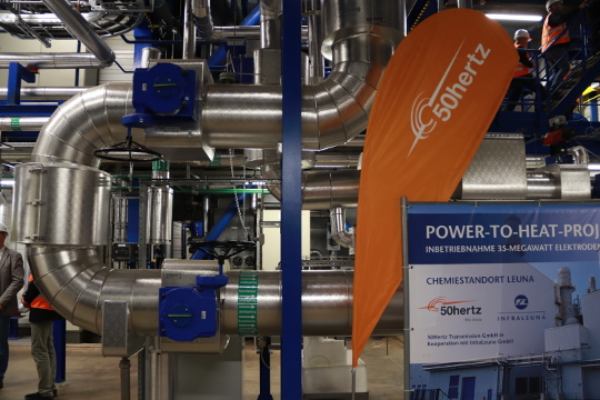 StSchroeter's tweet photo. #Prozessdampf aus überschüssigem #Solar- und #Windstrom - - - #Chemie #Leuna #Elektrodenkessel #Engpassmanagement #Energiepolitik #SachsenAnhalt #Strompreiszone #Übertragungsnetze - - -
https://t.co/2NWIrlInLe https://t.co/mrNeLriqss