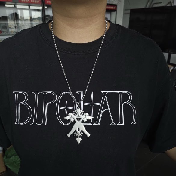 forsyte_'s tweet photo. I designed this necklace around the idea of duality, two sides of yourself existing at the same time. The things we show, the things we keep to ourselves, and everything in between.
Available at https://t.co/TRQ9SawcxS https://t.co/XiiozZBU5i