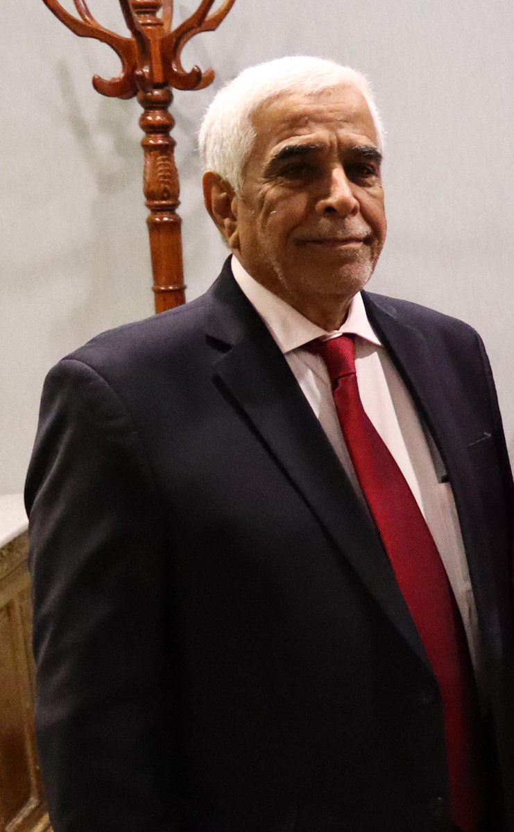 Ibr_Juraifani's tweet photo. الشاعر محمود درويش في الفقد : (( الموت لا يوجع الموتى، الموت يوجع الأحياء )) تلكم الحقيقة شاخصة في هذه الأيام ، بعد أن فقدت كُلي ليس نصفي 
أتى رحيل شقيقي عبدالرحمن الجريفاني فاجعة ، حيث لم يمهله المرض سوى أربعة أسابيعٍ ، قلوبنا مؤمنة بقضاء الله وقدره ومشيئته ، أوجعني فقدك https://t.co/7S67GOLNWf