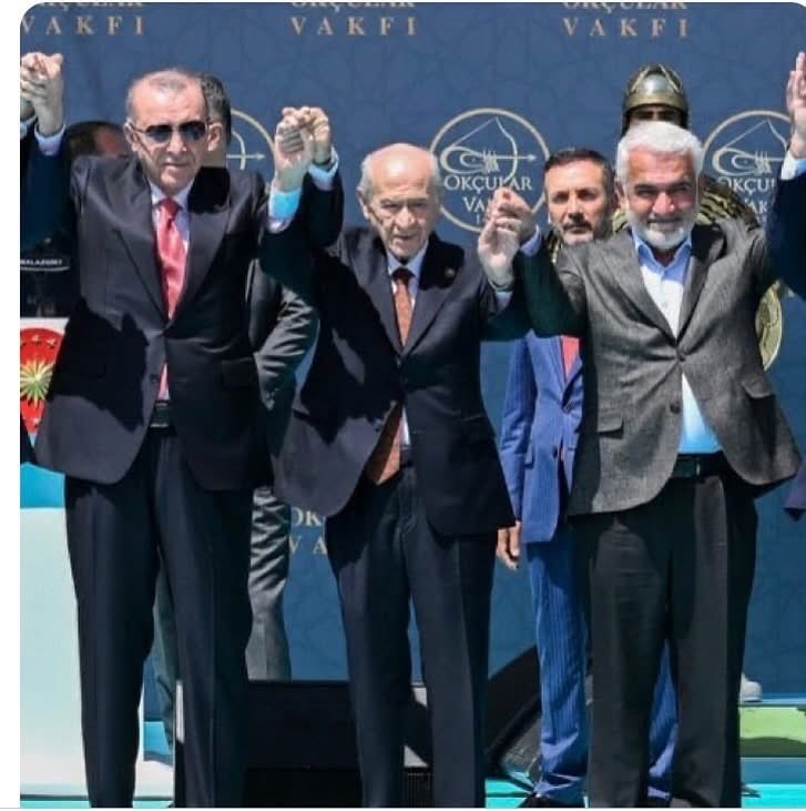 DLsuaybar's tweet photo. @Mustafa815029 Siyasal İslamcı, sözde milliyetçi ve katil Hizbullah el ele… Bu fotoğraf tarihe geçti… 😡 https://t.co/EJVuwgzSrb