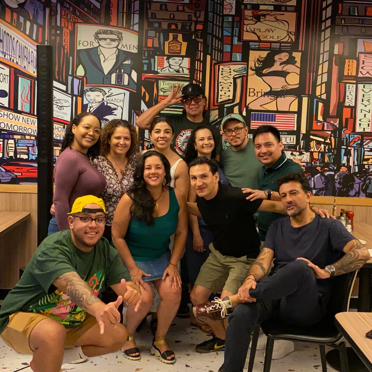 ComediaTimesSQ's tweet photo. Así se vivió el último domingo… y este vamos por más. 🔥 Llegó nuestro último open mic de agosto en @westwaydiner y queremos despedir el mes como se debe: buena comedia, buena vibra y muchas risas en español.… #ComediaTimesSQ #ComediaEnEspañol #StandUpEnEspañol #OpenMicNYC https://t.co/IYzzLvyu1B