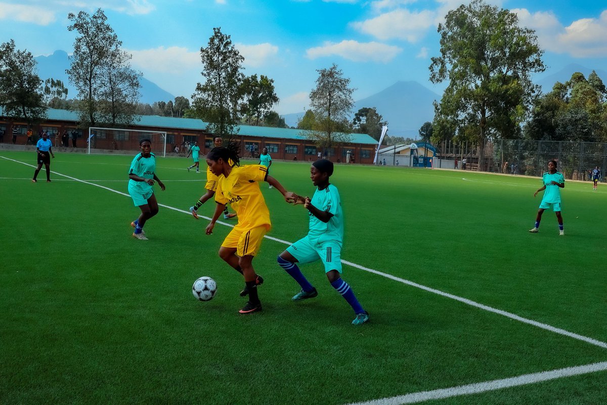 RubavuDistrict's tweet photo. Uyu munsi kuri Stade TONY mu Karere ka Musanze habereye imikino ya nyuma y’irushanwa ryitiriwe #KwitaIzina, rihuza Uturere dukora kuri Pariki y’Igihugu y’Ibirunga. Mu bagore, Inyangakugoma za Musanze zatsinze Inganji za Rubavu kuri penaliti 5-4, nyuma yo kunganya 1-1. #SACOLA https://t.co/Trz7LgXJdh
