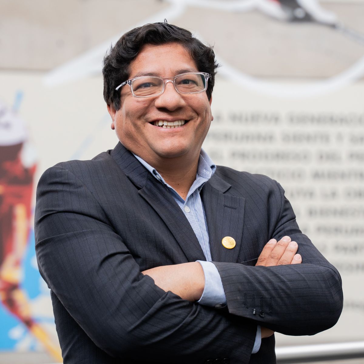 NinaSunqu's tweet photo. JUEGO DE TRONOS EN MINCUL 
(HISTORIAS DETRÁS DEL PODER)

Sindicato y trabajadores del Ministerio de Cultura saben que cuando Alberto Beingolea entró, ya estaba con un pie afuera. Aquí el relato de lo que ellos mismos están moviendo en redes:

Todos, desde las primeras horas, sabían que podría más el poder de Juan Yangali, jefe de la Biblioteca Nacional del Perú, y hermano de Rivin Yangali, considerado operador de Dina Boluarte.

Cuando Beingolea entró, Yangali no tuvo la delicadeza de presentar su carta de renuncia (así se estila en cargos de confianza) e hizo movidas para proteger los cargos de algunos de sus ahijados.  

El ex burbujito no la vio, pero Yangali, según los propios trabajadores, movió toda la plataforma y a sus aliados para que Beingolea termine por ser expectorado. Los trabajadores no quieren a Beingolea, pero menos a Yangali. Él y su collera, nos dicen, no tienen el nivel/calidad de sus antecesores y en el sector privado jamás ganarían los sueldos de oro que hoy se levantan por mes (y con nuestros impuestos).