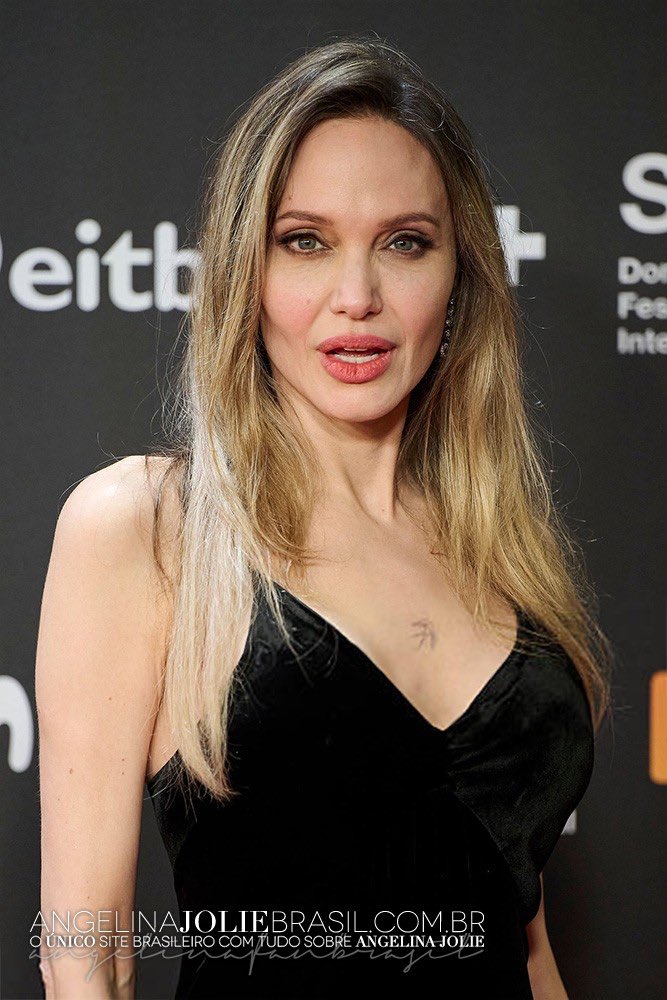ajoliebr's tweet photo. 📸 Angelina Jolie na Premiere do filme “Vidas Entrelaçadas” (#Couture), no Festival Internacional de Cinema de San Sebastián em 2025. Visite nosso website e veja mais de 90.000 fotos na Galeria! 🔗 https://t.co/wN9ZDOINY3

🏷 #AngelinaJolie #Beauty #Blonde #Fashion #Jolie #Sexy https://t.co/V0FMzZiRLE