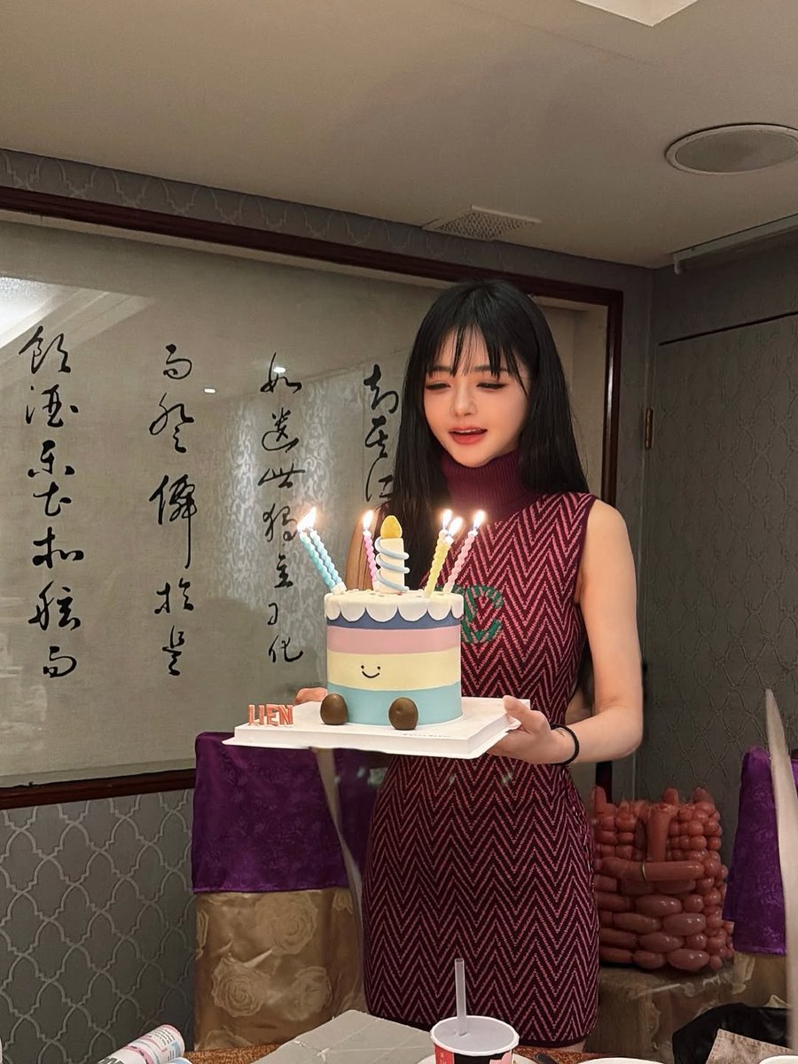 lienhsial3bt's tweet photo. 2025.12.14
幸會，我的39歲。

去年，完全沒心情過生日。
今年，是很值得大哭的一年，
雖然沒事事順心，卻也滿是感謝。
人生沒有白走的路，
願來日，只走花路。 https://t.co/bPDG0g7A8d