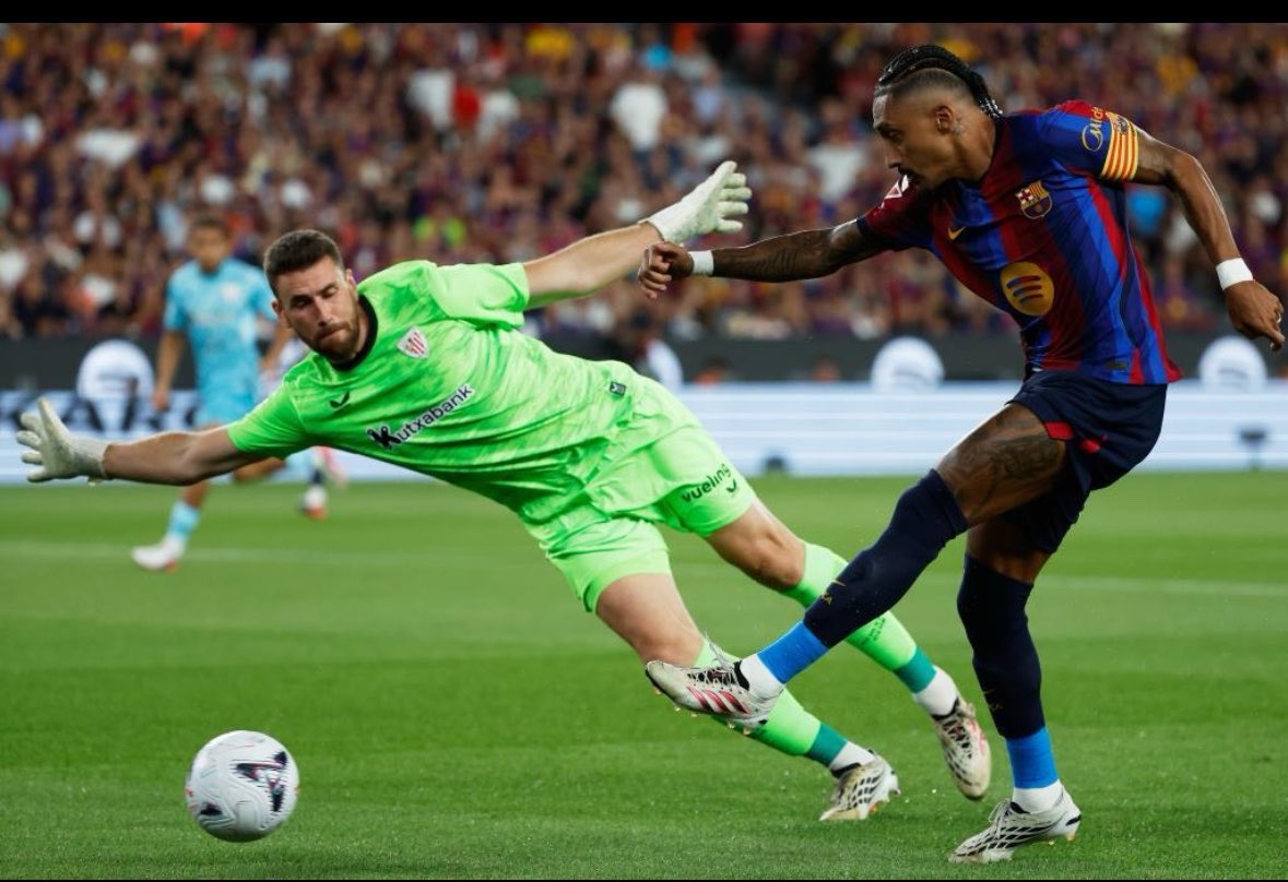 TouchlineX's tweet photo. 🚨 Unai Simon against Barcelona today:

• 90 minutes played
• 8 saves
• 63 touches
• 1.69 goals prevented
• 14 recoveries. https://t.co/uJ5bffZhkq