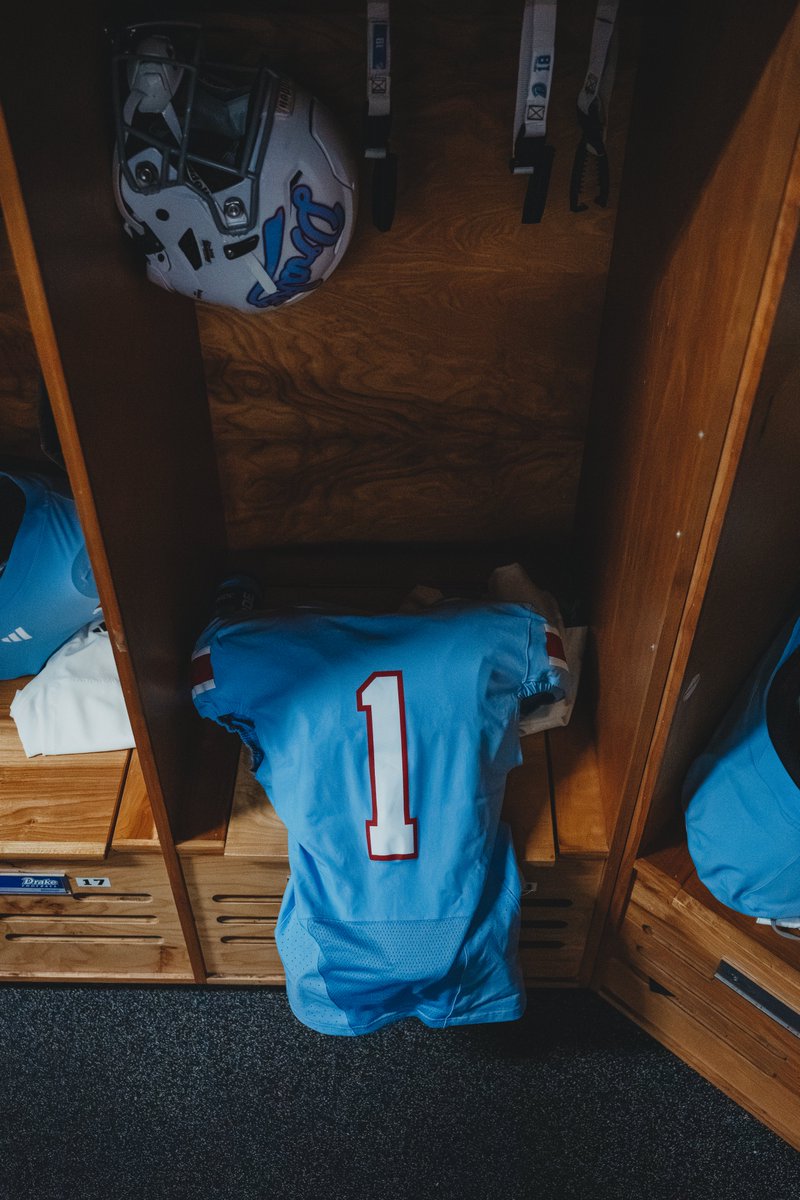 DrakeBulldogsFB's tweet photo. Baby Blue Debut

#DSMHometownTeam https://t.co/d1IN9nmsZM