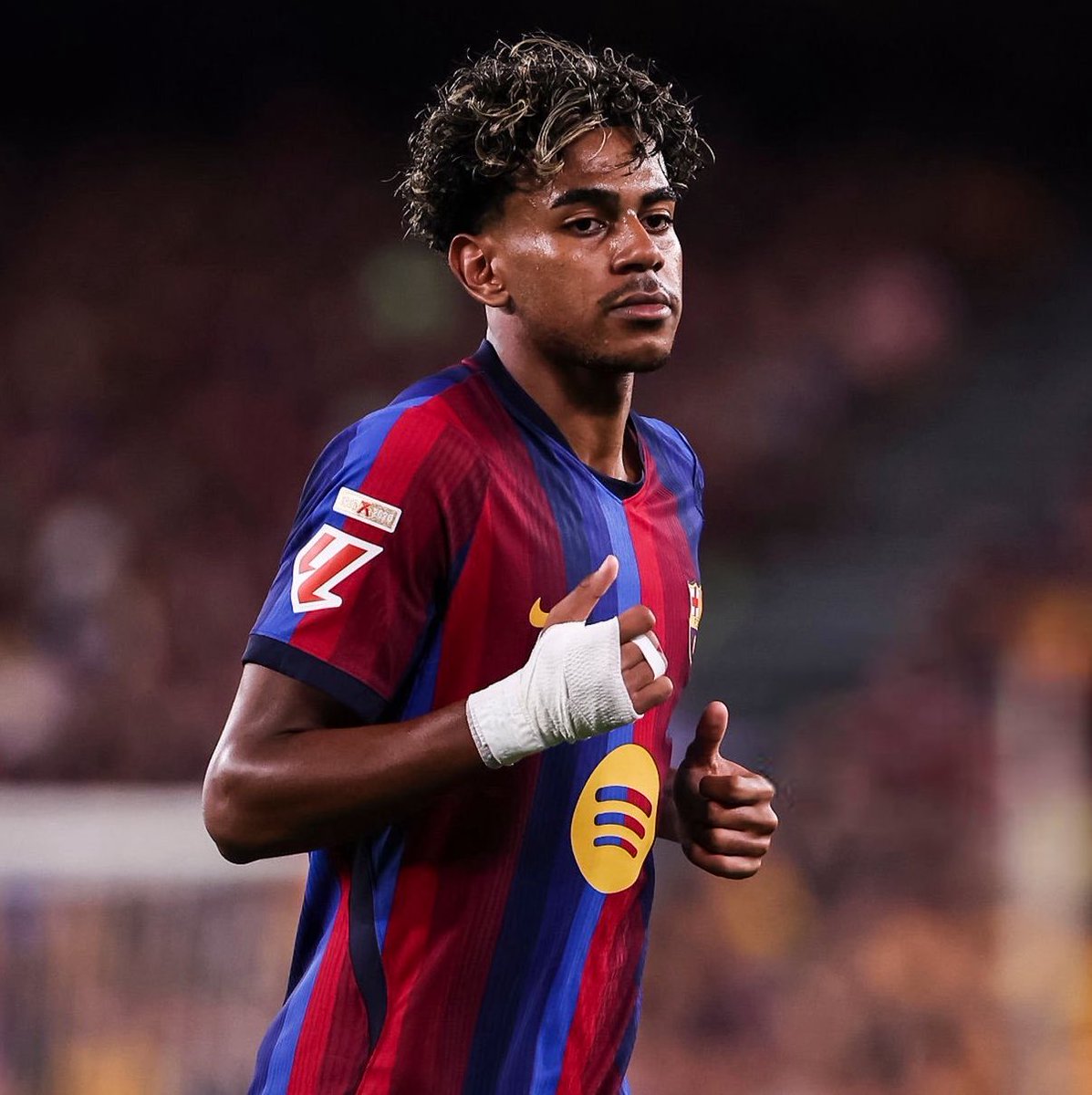 MercatoBlaugra's tweet photo. ❤️ RODRI : « AUJOURD’HUI, ON A VU LA MEILLEURE VERSION DE LAMINE »

🎙️ « Je me souviens de la phrase : “Lamine, continue de travailler, frère.” Aujourd’hui, Yamal a livré un véritable match, malgré le fait qu’il n’ait pas marqué et qu’on ait pu voir un peu de frustration sur son visage. Il n’y a donc plus besoin de rien lui dire, n’est-ce pas ? »

🗣️ Rodri : « Non, non. C’est incroyable. Il a traversé une période où il était peut-être un peu frustré.

On a essayé de lui remonter le moral et, aujourd’hui, on a vu la meilleure version de Lamine. Même s’il n’a pas réussi à marquer, je suis content, car c’est exactement ce dont nous avons besoin de sa part.

Au final, c’est cet effort et cette persévérance qui comptent. Les buts viendront, parce que le talent est là. »