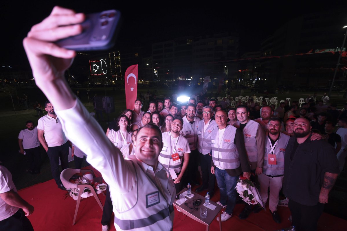 cm_aydin's tweet photo. Yolu gençlik bulacak, 
geleceği gençlik kuracak.

Kordon’da genç arkadaşlarımızla bir araya geldik, Türkiye'yi aydınlığa kavuşturacak gençliğin yarınlarını konuştuk.

Bir büyük çabayla zaferin yolunu açanların cesaretiyle yürüyoruz.

📍İzmir https://t.co/drHYcHqyja