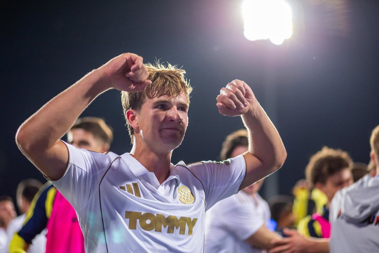 CroatiaFooty's tweet photo. 🎙️ Rokas Pukštas on his final game for Hajduk:

"It's difficult. I've spent six years here. They (Middlesbrough) wanted me to come last week, but I couldn't leave my brothers. 

I would die for the team today. My last game, this kind of ending; this is the game I will remember the most from Hajduk." 

[Dalmatinski Portal]