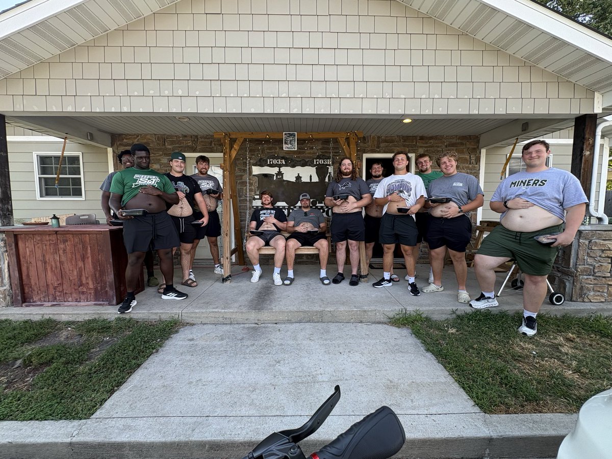 theUnion_Miners's tweet photo. Taking care of the boys who take care of us! Thank you O-Line for keeping us safe and keeping our boo-boos to a minimum! @coachball_FB @CoachOeser @CoachMarkRB @CoachHudsonMST @minersports @Coach_Suber_ @CoachSudhoffMST https://t.co/jnp7jxvchb