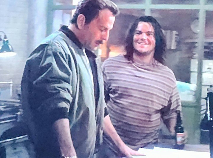 keeechan_0512's tweet photo. 映画「ジャッカル」（1997）より

ジャック・ブラック演じるラモン。
ジャッカル（ブルース・ウィリス）からの依頼で重火器の台座を製作するも、約束より高額の報酬を要求。

ジャッカルからOKと言われる（写真左）が、重火器の試し撃ちの的にされる（写真右）。 https://t.co/7HNQcpnLzY