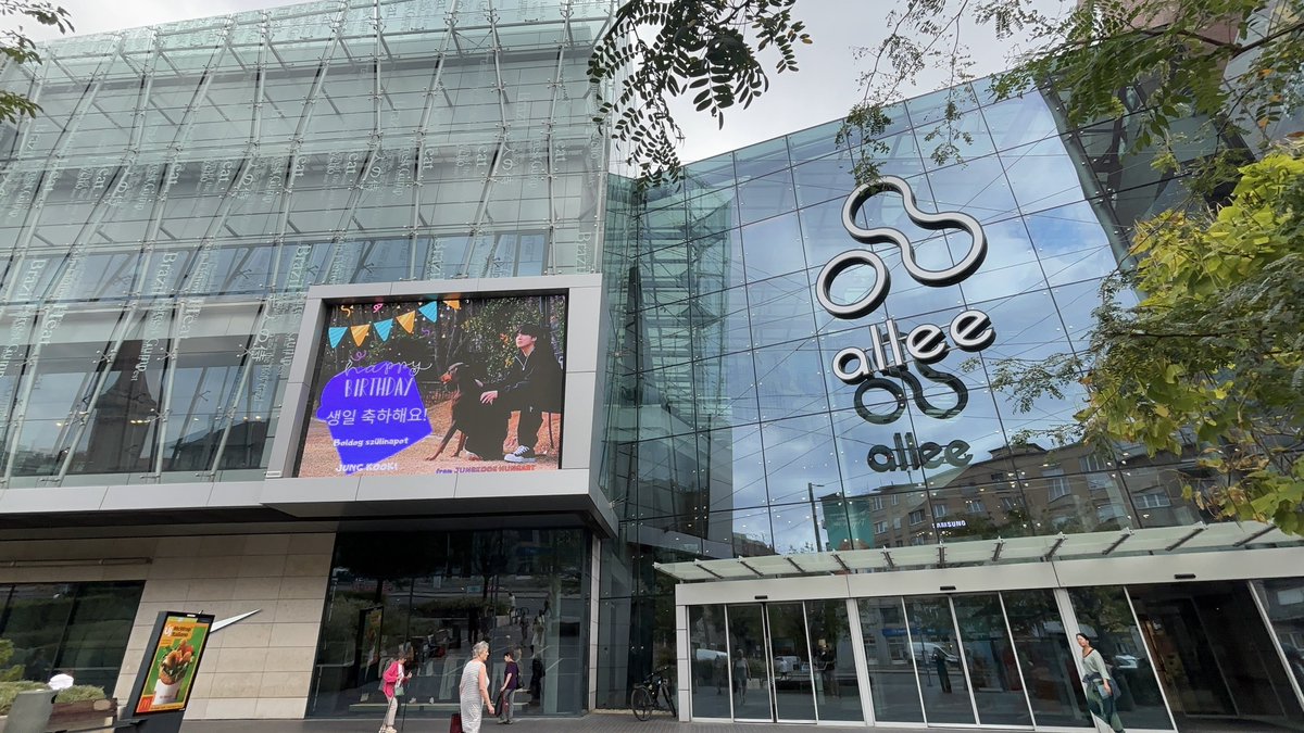 jjklovers22's tweet photo. JUNGKOOK Birthday Video Ad in Allee Shopping Mall, Budapest.

project by: @JungkookHungary https://t.co/TuWRyNpSN4