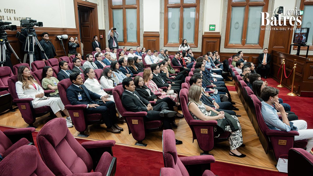 LeniaBatres's tweet photo. ⚖️ Hoy, la SCJN resolvió 19 asuntos: 

• 1 solicitud del ejercicio de la facultad de atracción 
• 8 controversias constitucionales 
• 4 amparos en revisión 
• 2 recursos de reclamación 
• 2 contradicciones de criterios 
• 1 acción de inconstitucionalidad 
• 1 incidente de inejecución de sentencia 

👨🏼‍🎓👩🏽‍🎓Nos acompañaron en el Pleno estudiantes de la Universidad Iberoamericana de Puebla, integrantes de Comunicación Sentido Común de Nayarit y habitantes del Estado de Michoacán.

#Ministradelpueblo