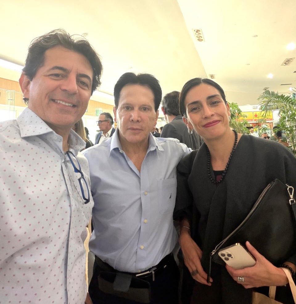 DanielAceves84's tweet photo. Un gusto saludar en el aeropuerto de Tuxtla Gutiérrez, Chiapas; al Dr. Simón @SBarquera, Director @1CINyS @inspmx; Mtra. Mónica Rojas, Titular de la Unidad de la Nueva Escuela Mexicana @SEP_mx y Mtra Fabiana Zepeda “Jefa Fabiana”, Titular de la Coordinación de Enfermería @Tu_IMSS https://t.co/YK9Yd7M6gP