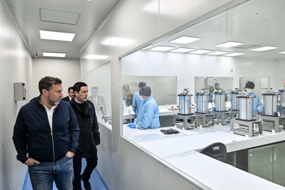 Nardini_Leo's tweet photo. El desafío es abrir más puertas al mundo desde lo que tenemos acá 🌎📈

Recibí en Malvinas al embajador adjunto de Egipto, Samuel Markos, para seguir construyendo vínculos que permitan abrir nuevos mercados y generar oportunidades para nuestras empresas. Recorrimos el futuro Hospital Universitario de Malvinas y el laboratorio Subitón, una industria malvinense que produce tecnología m��dica y llega a más de 110 países.

La Provincia genera cerca del 40% de la producción nacional. Tenemos capacidad, talento e industria para aportar todavía más. Por eso elegimos salir a buscar oportunidades, conectar nuestra producción con el mundo y generar más desarrollo para Malvinas, para Buenos Aires y para la Argentina 🇦🇷.

#produccion #buenosaires #inversion #industria #malvinasargentinas