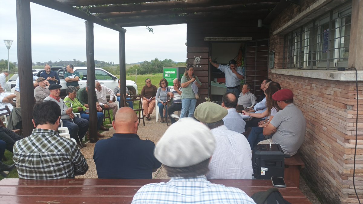 MGAPUruguay's tweet photo. En la tardecita, el ministro @AlfredoFratti, junto a la delegación del #MGAP y al presidente del @INC_Uruguay, Alejandro Henry, participó de la Mesa de Desarrollo Rural del Valle del Lunarejo, un espacio de intercambio directo con productores y organizaciones del territorio.
El MGAP apuesta a fortalecer las Mesas de Desarrollo Rural (MDR) en todo el país, como una herramienta fundamental para acercar la voz de productores y organizaciones a las instituciones, articular políticas y acciones en territorio y construir respuestas conjuntas.
En esa línea, Fratti anunció que próximamente Rivera contará con una Dirección Departamental del MGAP, reforzando la presencia del Ministerio en el departamento.
Respecto a la garrapata, el ministro anunció que se desplegará en Rivera un operativo similar al realizado recientemente en Artigas, con técnicos de Servicios Ganaderos. El trabajo incluirá visitas a predios, controles de ganado en tránsito y actividades con grupos de productores para conocer de primera mano su situación sanitaria, intercambiar sobre las medidas de control y atender sus inquietudes.