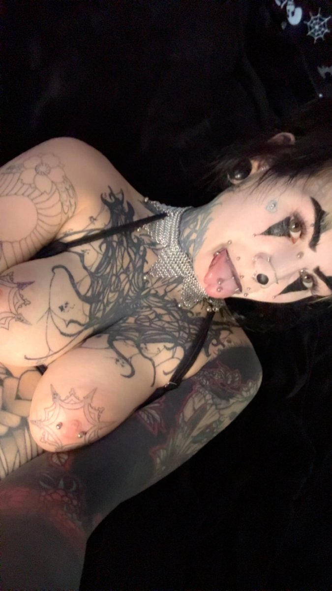 dead_dxlll's tweet photo. love doing clown makeup with my tits out https://t.co/6fx9Usw3Qj