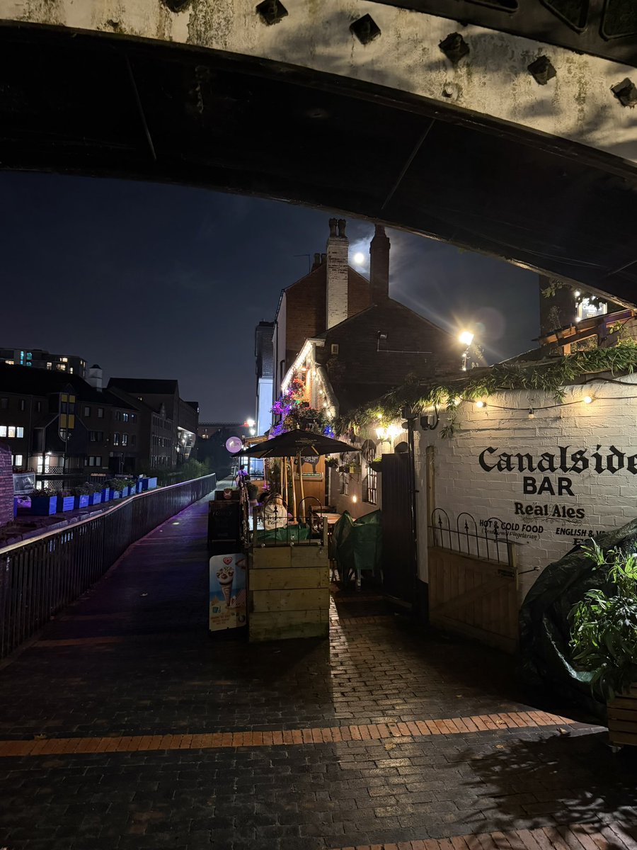 London_W4's tweet photo. And now I’m here, having a wander by the canal in Gas Street Basin, Birmingham. I’ve moored my boat right here several times and loved it. This place has the most wonderful Victorian feel. The gorgeous buildings by the canal and the pubs, make it a very special place. You do have to be careful if you’ve had a few drinks, not to step straight off the towpath and into the canal. Sadly, a number of people have over the years.