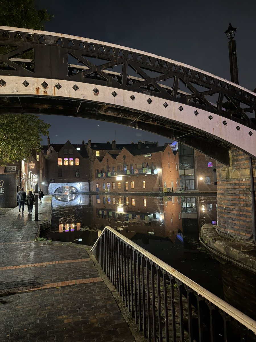 London_W4's tweet photo. And now I’m here, having a wander by the canal in Gas Street Basin, Birmingham. I’ve moored my boat right here several times and loved it. This place has the most wonderful Victorian feel. The gorgeous buildings by the canal and the pubs, make it a very special place. You do have to be careful if you’ve had a few drinks, not to step straight off the towpath and into the canal. Sadly, a number of people have over the years.