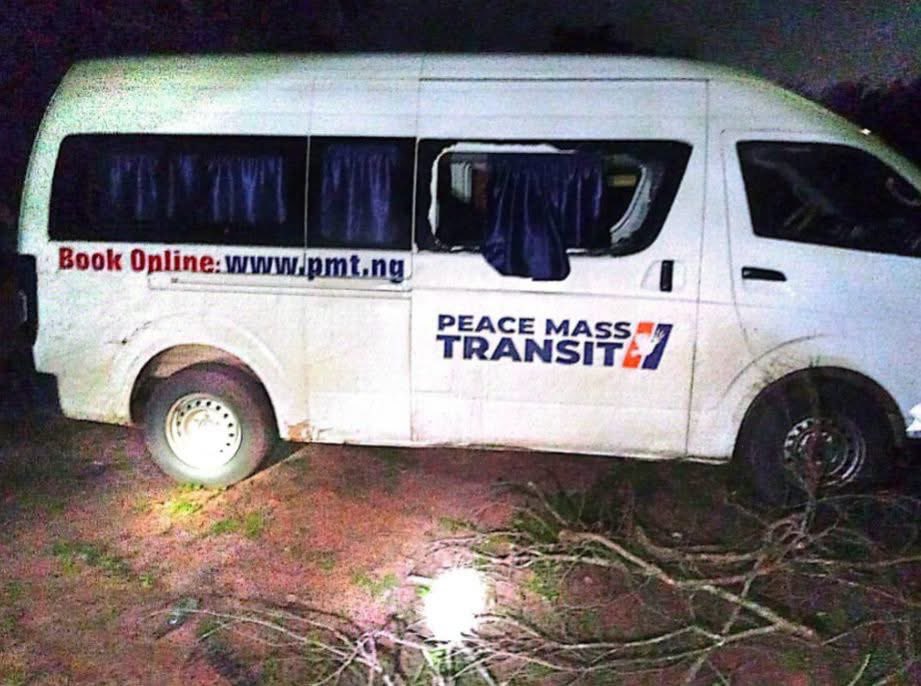drpenking's tweet photo. 15 NYSC members reportedly k!dnapped in Kogi State while returning from orientation camp

This is really concerning
According to reports from local and investigative media outlets, 15 National Youth Service Corps members have reportedly been abducted by gunmen in Kogi State

The incident reportedly happened on Wednesday, 26th August 2O26, as the corps members were travelling back after completing their orientation camp exercises in Bayelsa State

They were said to be members of the 2O26 Batch B Stream II and were travelling towards Abuja in a commercial bus

Sadly, along the Ofu/Itobe–Onicha-Igo axis in Ofu LGA, Kogi State, the vehicle was reportedly ambushed by gvnmen

Reports say the corps members were travelling in a Peace Mass Transit bus, number 2826. The driver was reportedly seriously injvred during the att@ck and is currently receiving medical attention, while 15 passengers listed on the manifest were allegedly taken into the forest

Imagine finishing your NYSC orientation, looking forward to getting home, only to encounter something like this on the road.
Families are now waiting anxiously for news about their loved ones.

We sincerely hope security agencies can locate the abdvcted corps members and bring them home safely 🙏🏽
May they return safely to their families

~ Handler