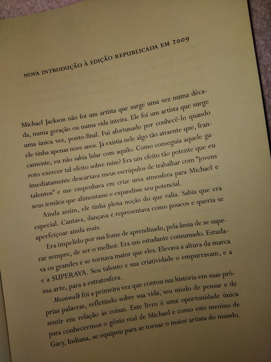 Isabela_c05's tweet photo. Podem passar mil anos e o mundo nunca mais conhecerá outro artista como Michael. Isso me lembra um trecho da autobiografia dele: “Michael não foi um artista que surge uma vez a cada década, geração ou vida inteira. Ele foi um artista que surge uma única vez e ponto final.” ❤️👑 https://t.co/XwoMJN19ER