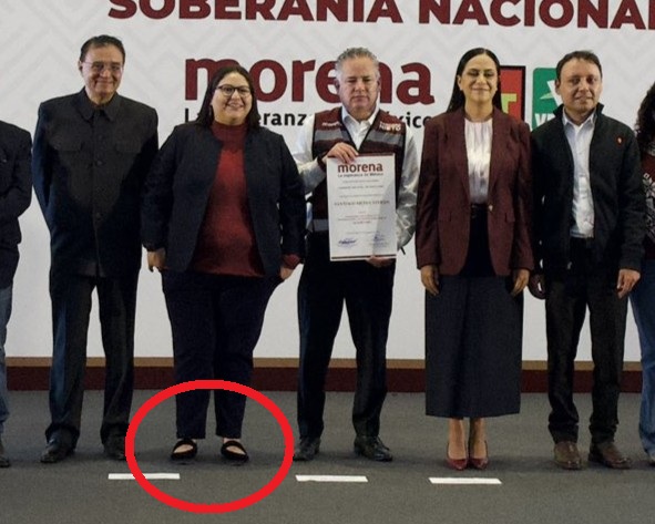 PFifiona's tweet photo. ¿Con todo lo que se ha robado y asiste a los eventos en pantuflas? 🤦‍♀️ https://t.co/GTuBNos4Bs