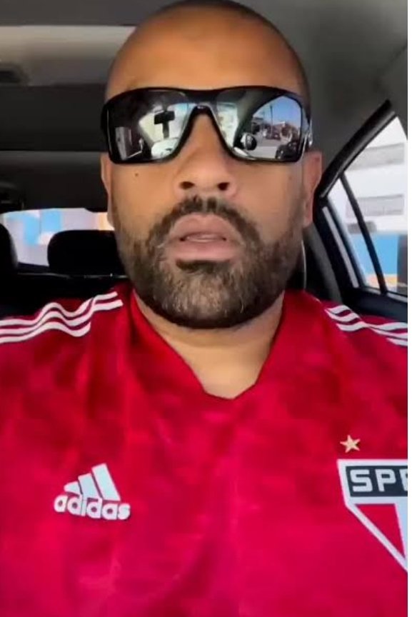 O_SPFC_Soberano's tweet photo. - trocou de carro, sem emprego e sempre viaja pra fora do Brasil
- treina em academia de R$ 1000,00
- mansão Independente custou R$ 6 milhões
- na pior fase do SPFC se aliou de novo à diretoria que está fazendo o SPFC cair, pq? Pra continuar mamando no clube, isso é TTI! https://t.co/iz8YVZYW3O