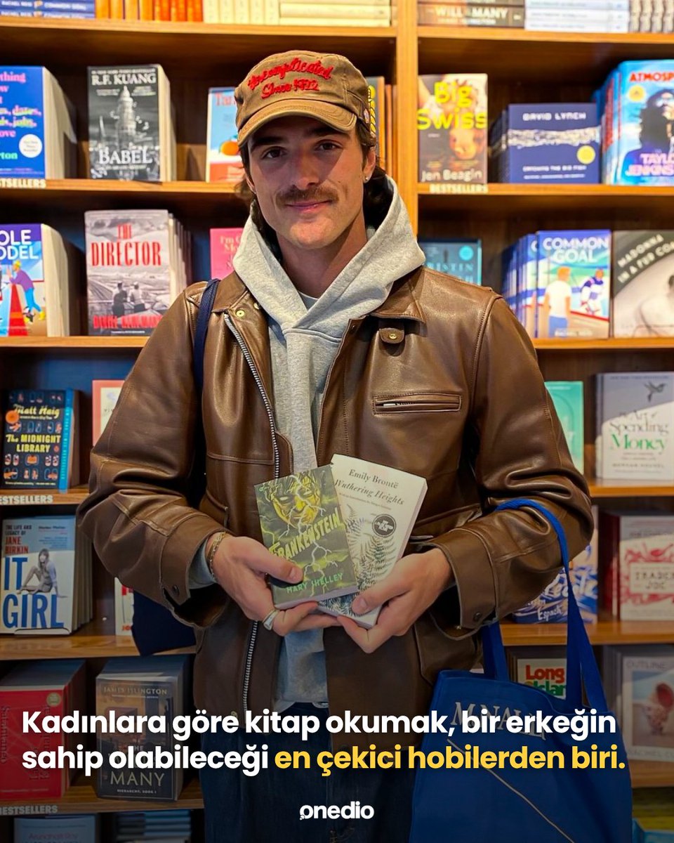 onedio's tweet photo. Kitap okumak, romantik ilişkiler açısından yalnızca entelektüel bir uğraş olarak görülmüyor; aynı zamanda kişinin karakteri ve yaşam tarzı hakkında bazı olumlu izlenimler yaratabiliyor.

📌 Özellikle kurgu okumak, farklı insanların bakış açılarını ve deneyimlerini anlamaya yardımcı olduğu için empati ve sosyal bilişle ilişkilendiriliyor.

📌 Kadınların erkeklerde hangi özellikleri çekici bulduğunu inceleyen araştırmalarda da zeka, merak, eğitim düzeyi ve entelektüel ilgi gibi özelliklerin romantik çekicilik açısından olumlu değerlendirilebildiği görülüyor.

📌 Bu nedenle kitap okuyan bir erkek, yalnızca “kitap okuyan biri” olarak değil; merak eden, kendini geliştiren ve kendi dünyası olan biri olarak algılanabiliyor.