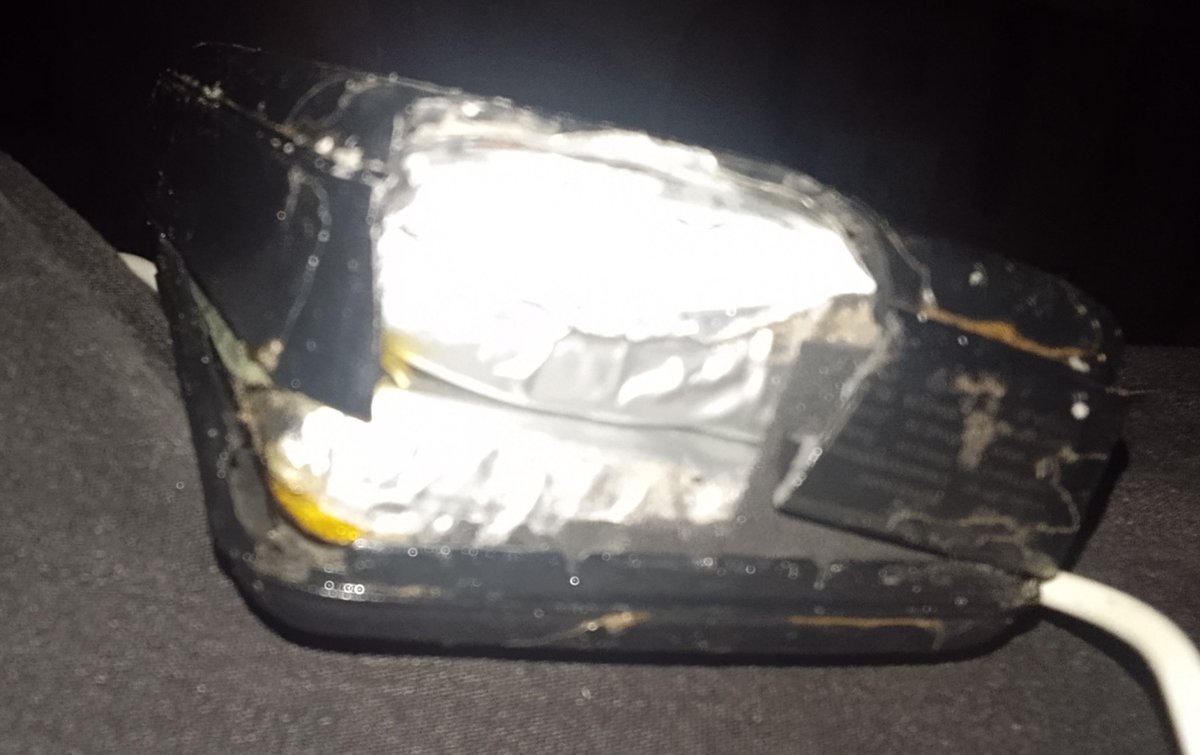Nursing_Arc's tweet photo. 1.
They say what has a begging will sure come to and end,so i guess my POWER BANK has met gis end,it broke and the top cover removed and i still insist on using it,i glued it back together,after another few months of services,it has swollen up on the bottom. https://t.co/dwpj7JUw60