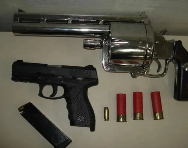 InsaneReality's tweet photo. A gigantic homemade 12-gauge revolver seized in Brazil in 2011. https://t.co/hYhPzedsQq