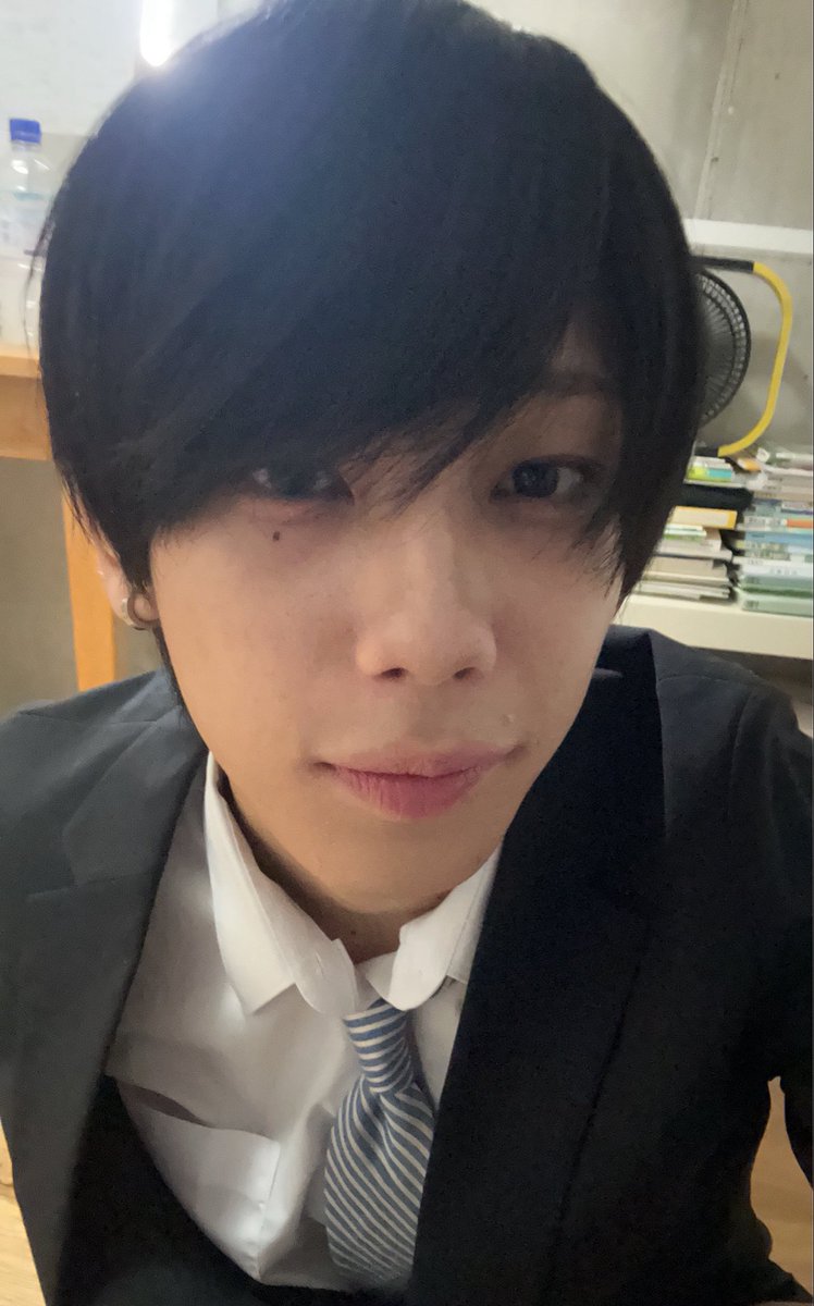 opkoux's tweet photo. #スーツ https://t.co/XmXut3O7cy
