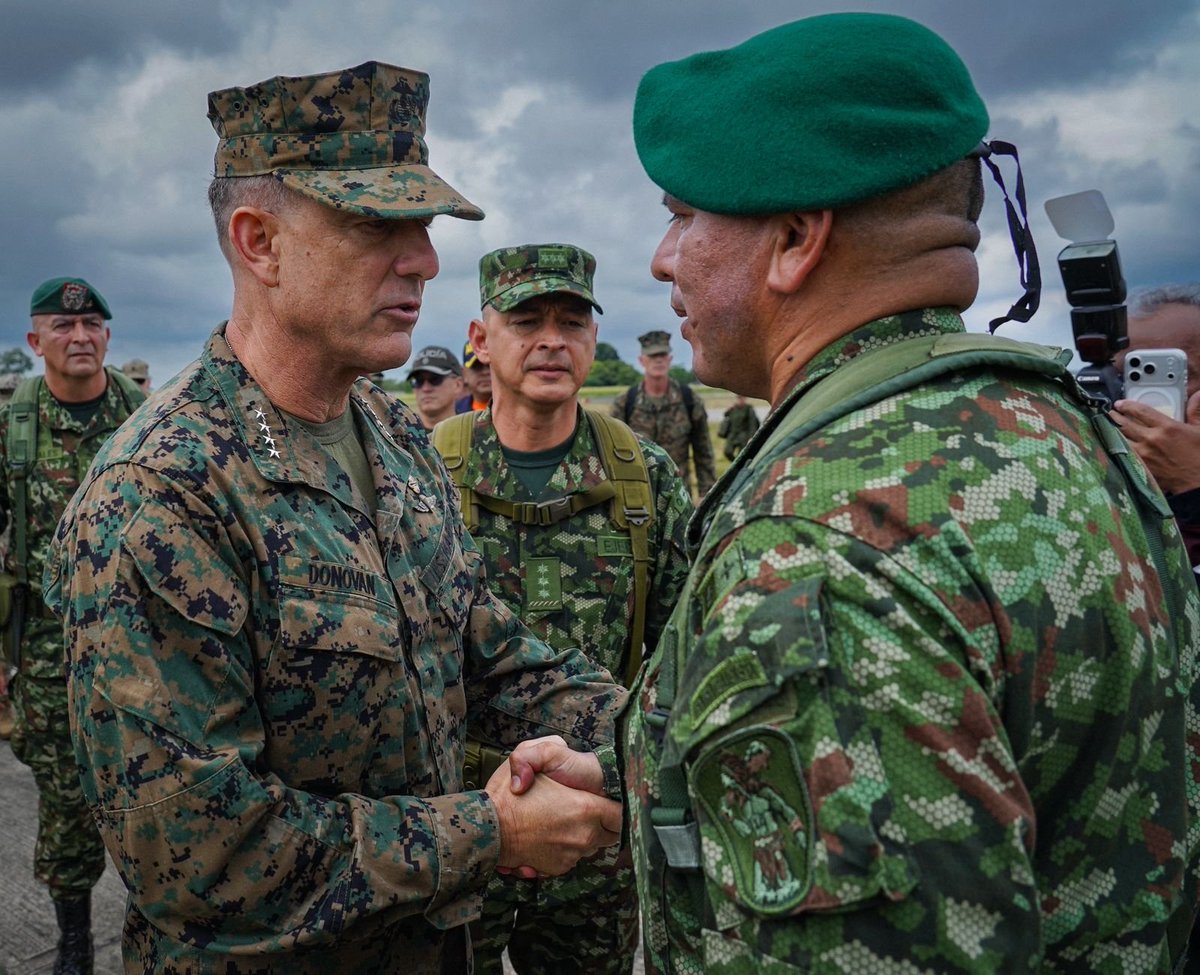 FuerzasMilCol's tweet photo. En el marco de la Coalición de las Américas contra los Carteles, nuestro @COMANDANTE_FFMM, el Ministro de Defensa @generaljmora y el Comandante del @Southcom, General Francis L. Donovan, llegaron al suroccidente del país para articular el trabajo conjunto contra el crimen transnacional en el Pacífico Sur.

Asimismo, se reunieron con el Jefe del Comando Conjunto de las Fuerzas Armadas del Ecuador, General Henry Delgado Salvador, con el objetivo de coordinar acciones frente a las amenazas fronterizas y la protección de las comunidades de la región. 
#FuerzasMilColGlobal
