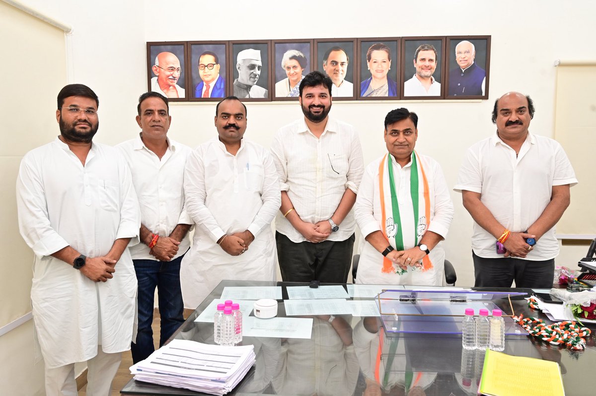 SiddhuVijender's tweet photo. कल देर शाम जयपुर में आदरणीय प्रदेश कांग्रेस अध्यक्ष श्री @GovindDotasra जी की अध्यक्षता में आयोजित बैठक में बूंदी जिला प्रभारी के रूप में भाग लिया।
बैठक में निकाय चुनावों को लेकर जिला सह-प्रभारी एवं विधानसभा को-ऑर्डिनेटर्स (बूंदी, पाटन एवं हिंडोली) के साथ प्रत्याशियों के संबंध में विस्तृत फीडबैक दिया व रणनीतिक चर्चा की।
 और आवश्यक दिशा-निर्देश प्राप्त हुए। @INCRajasthan 
#INC #Rajasthan #Bundi