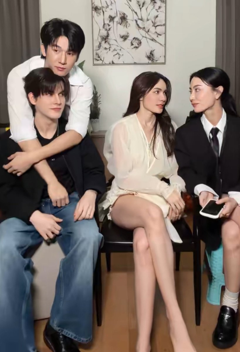 ReenrinaC's tweet photo. Laughing at char &amp; meena reaction but damn those long legs 😩 charlotte 😖 

https://t.co/x0VrYG5NhH https://t.co/gG1vP2v74l