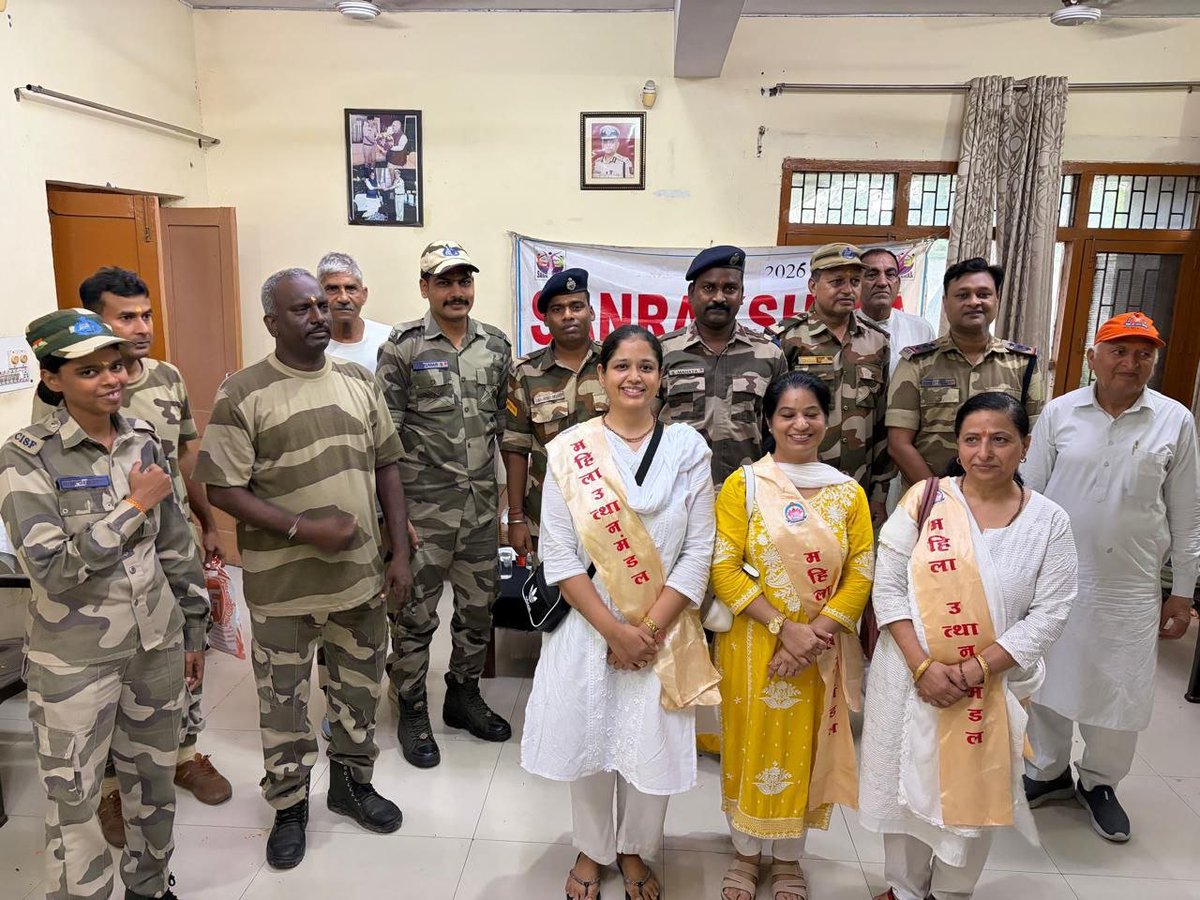 DURGESH55186262's tweet photo. Mahila Utthan Mandal की बहने
Vedic Rakhi बनाकर देश की रक्षा में तत्पर सैनिकों को #RakshaBandhan के पावन पर्व पर उनकी कलाई पर मंत्र उच्चारण करके मंगल कामना करती हुई रक्षा सूत्र बांधती है 🚩 https://t.co/y52u4nBsUi