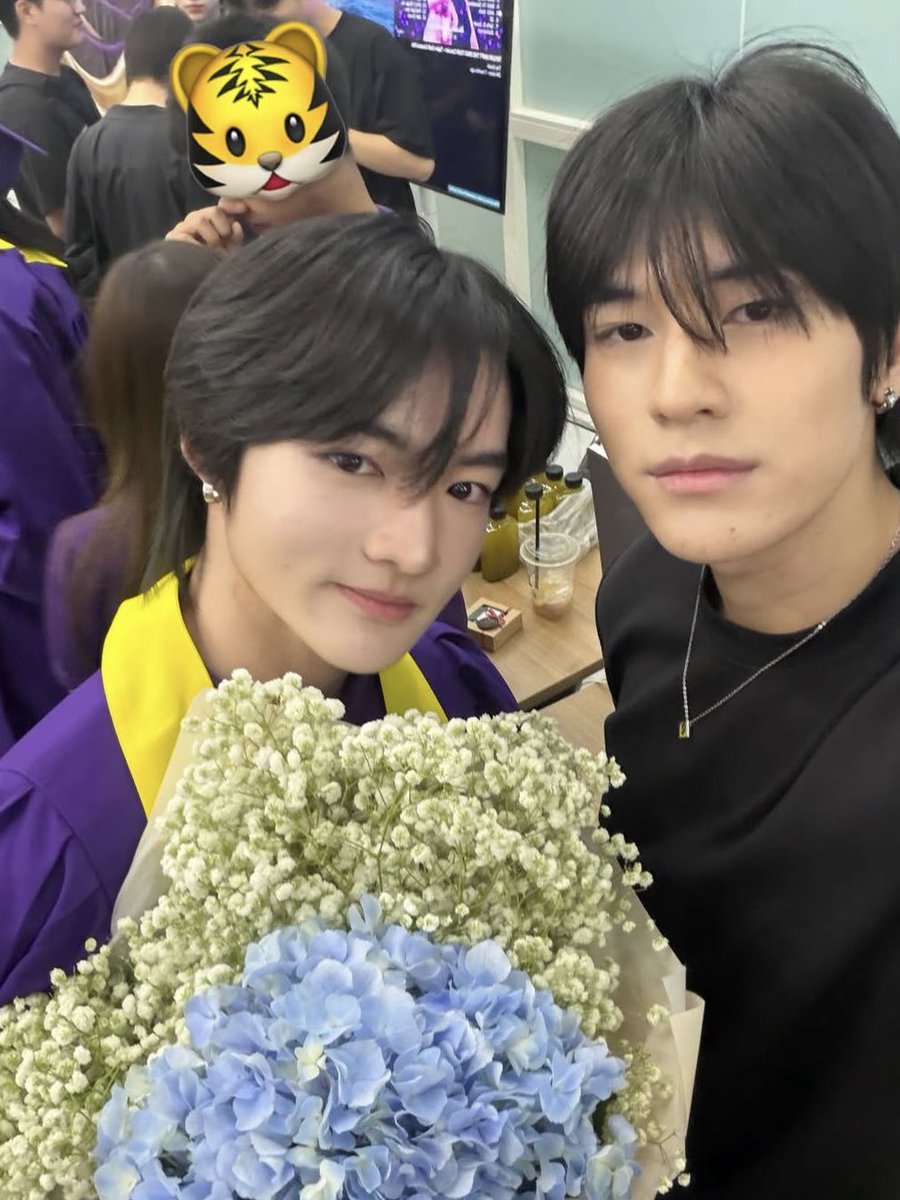 reeonnns's tweet photo. flashback to Phupha showing up for Reeonn's graduation 💐🫶🏻

[ #ผาโอบอ้อน #phuphasrp #reeonn ] https://t.co/3EOlB23SwR