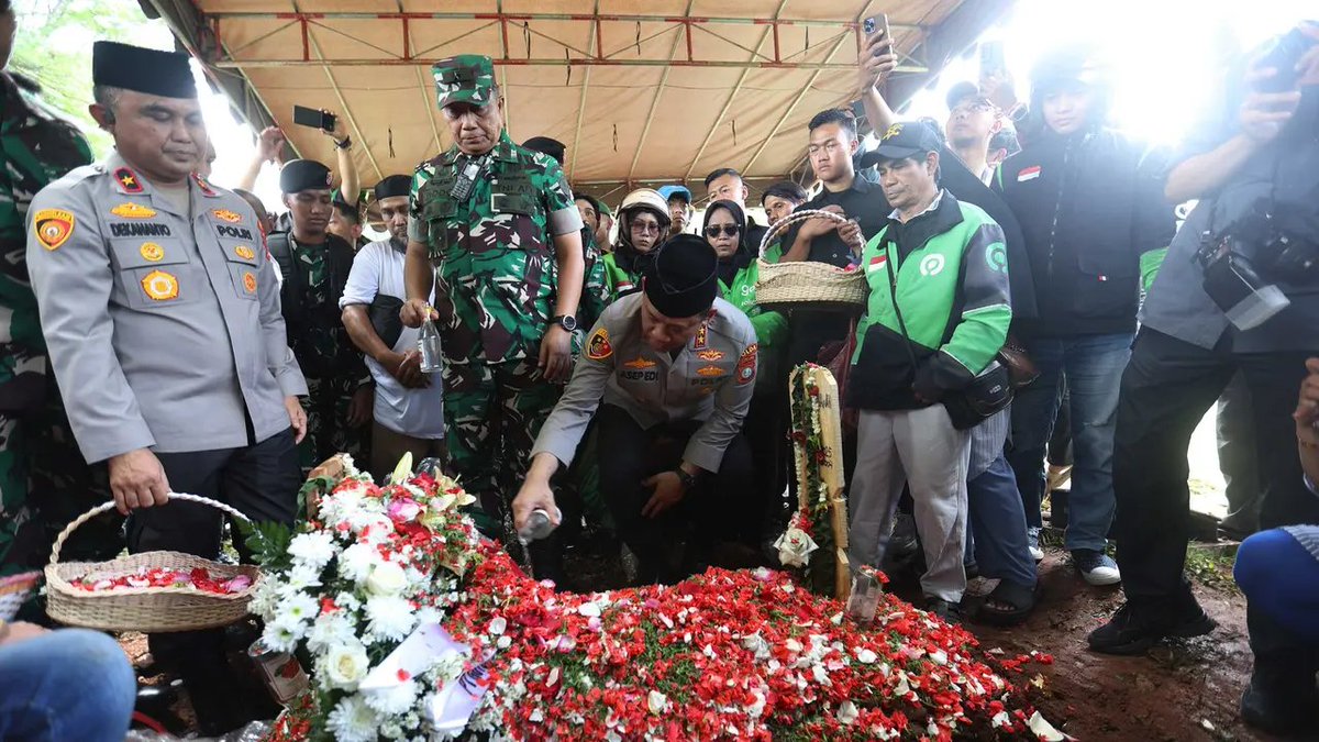 LambeSahamjja's tweet photo. makam affan kurniawan masih diziarahi meski udah hampir setahun kematiannya:
- mahasiswa dateng sekitar 3 kali dalam 2 bulan terakhir buat berdoa
- keluarga affan juga sesekali dateng 
- meski ga rutin tiap bulan
- keluarga minta ga ada peringatan berlebihan lewat pesan orang tuanya zulkifli dan erlina
- affan meninggal 28 agustus 2025 setelah kel1ndes rantis pas kericuhan demo 
- dan jadi simbol tuntutan keadilan