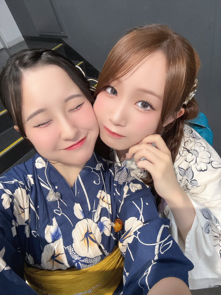 erisahigasiyama's tweet photo. おはようございます！

ハニワの日、もーことももなんお疲れさま🥹2人の煽りでたくさん盛り上がってて
凄かったよぉ☺️🍑🎀

本日もたかねこちゃん出演させて頂きます！見守っててほしいな🐱

🗣11:00~トーク枠💛🩵💙
🎤14:00~ アコースティック枠🤍🧡
🎸17:30~ ハニワバンドセッション💜💙

ドキドキ！
さあちゃむと一緒に頑張ります(ง •̀_•́)ง
#ハニワ24 #高嶺のなでしこ