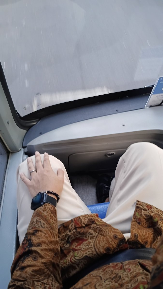 Popi2501's tweet photo. Di 8E paling depan, sudah dengerin album Nadin Amizah - Laika, yang ditinggalkan.

"Jika Neraka tempatku durhaka, ku yakin kutemu kau disana" https://t.co/cgkWlWQfJb