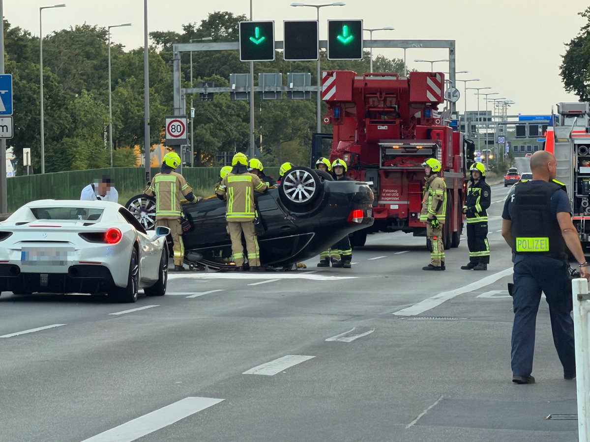 PolReporter's tweet photo. #Berlin #Reinickendorf - Autofahrer touchiert Ferrari und überschlägt sich dabei, Fahrzeug bleibt auf dem Dach liegen, Feuerwehrkran im Einsatz https://t.co/TEypKb0uvo